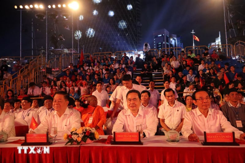គំនួសពណ៌នៃកម្មវិធីនយោបាយ និងសិល្បៈ 