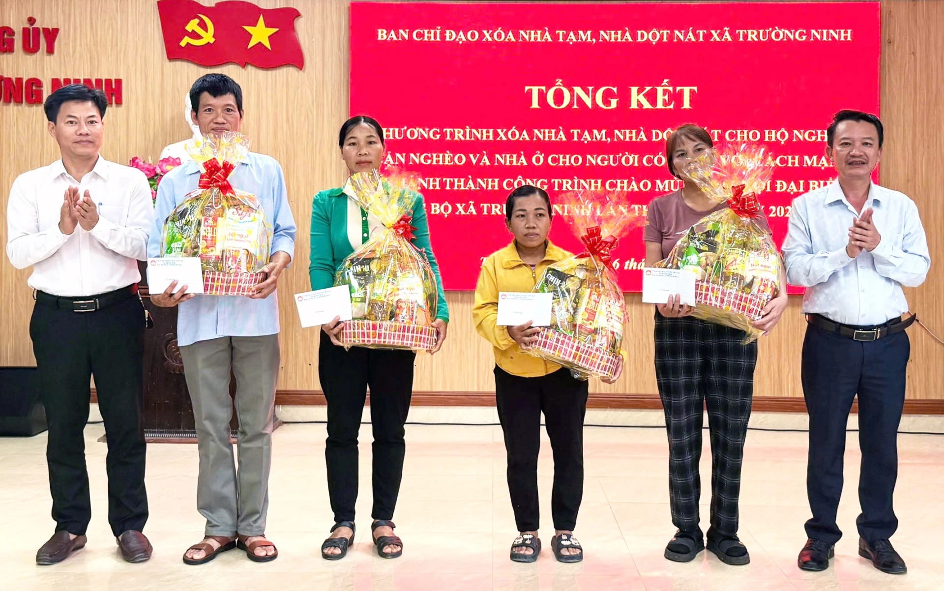 ឃុំ Truong Ninh ប្រគល់អំណោយដល់គ្រួសារជួបការលំបាក ដែលត្រូវបានឧបត្ថម្ភសាងសង់ និងជួសជុលផ្ទះនៅតំបន់នោះ - រូបថត៖ L.C