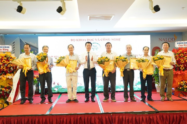 Bộ KH&CN gặp mặt cán bộ hưu trí khu vực miền Trung - Tây Nguyên: Từ truyền thống vẻ vang đến sứ mệnh mới - Ảnh 9.