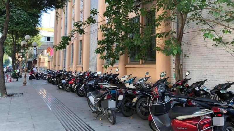 Location to park motorbikes and cars to watch the A80 parade on September 2, 2025