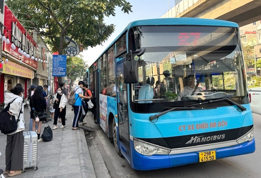 퍼레이드를 보려면 어떤 버스 노선을 타야 하나요?