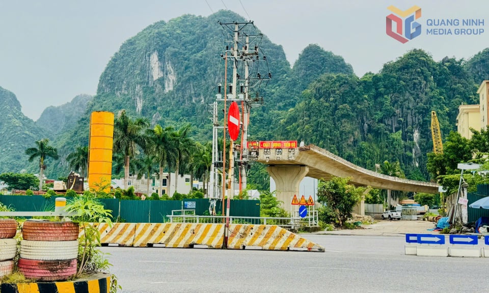 Thi công cầu vượt Quốc lộ 18 đoạn qua phường Quang Hanh thuộc dự án cải tạo, nâng cấp Quốc lộ 279. Ảnh: Mạnh Trường