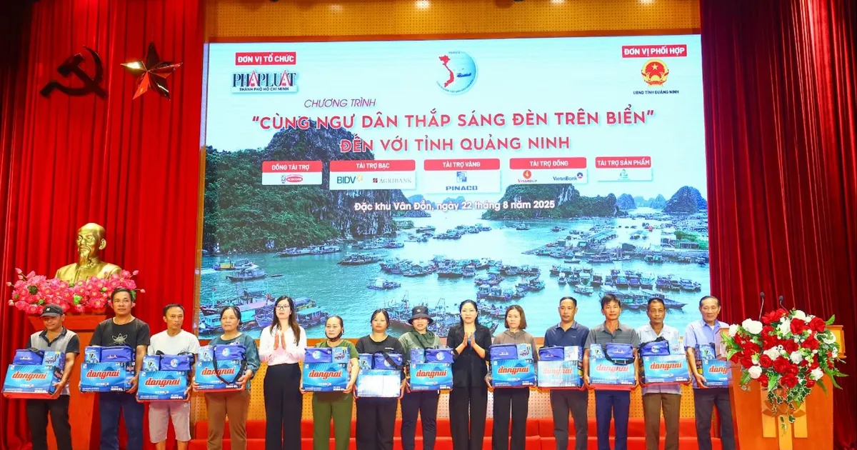 « Illuminer la mer avec les pêcheurs » arrive dans la zone économique spéciale de Van Don
