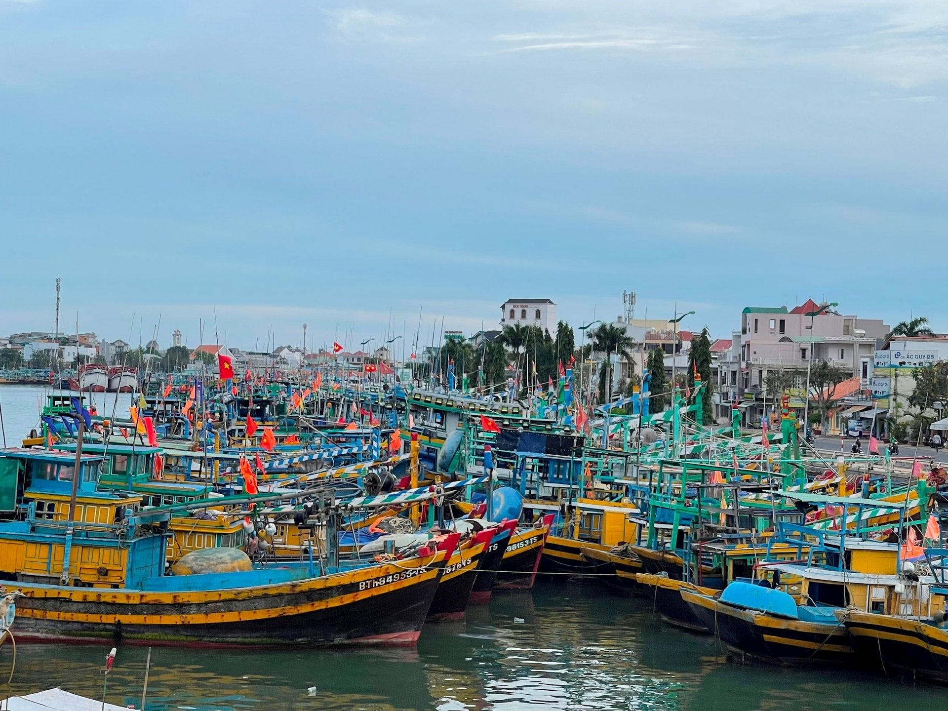 កប៉ាល់បានបោះយុថ្កានៅជិតច្រាំង