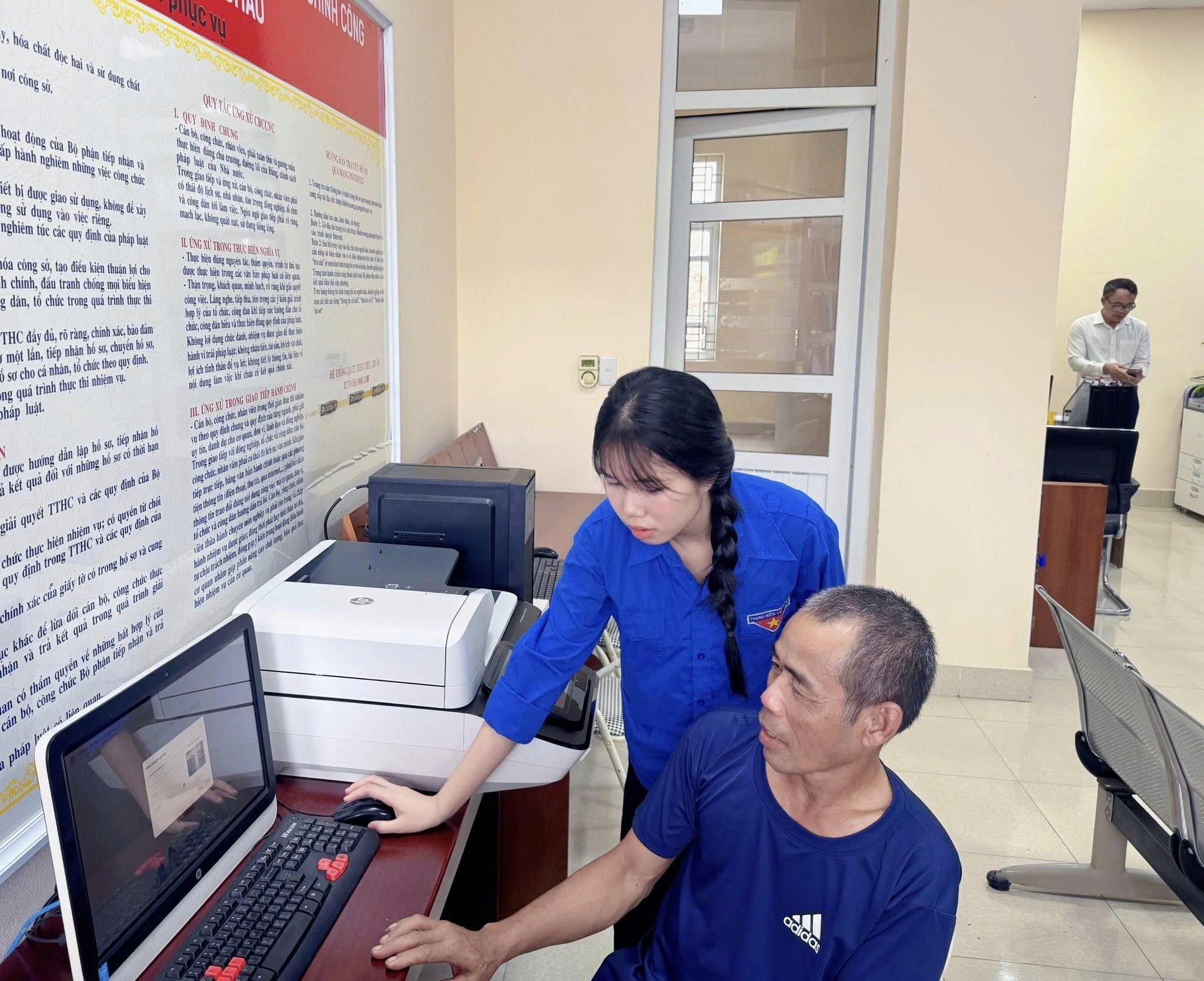 Những người 'truyền lửa công nghệ' của phong trào 'Bình dân học vụ số'- Ảnh 3.