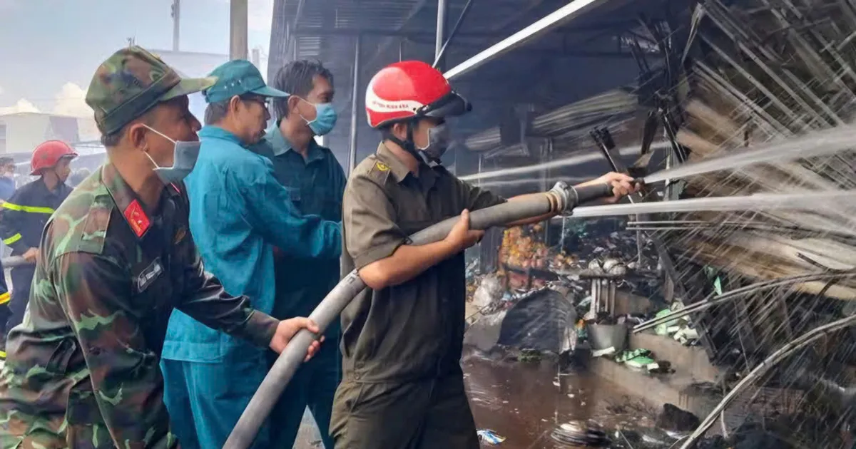Ca Mau: Brandstiftung aus Eifersucht, 56 Kioske auf dem Thanh Tung-Markt niedergebrannt