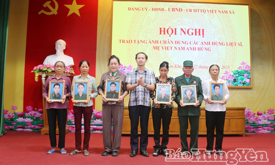 Présentation de près de 30 portraits restaurés de martyrs et de mères vietnamiennes héroïques à des proches de la commune de Than Khe