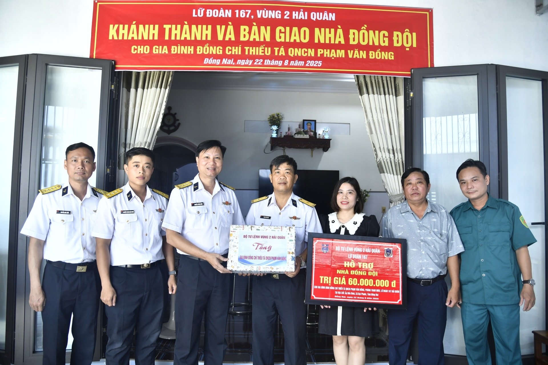 1.-Inauguration et remise de la maison au responsable du personnel de Van Dong Lu Doan 167, région 2.jpg