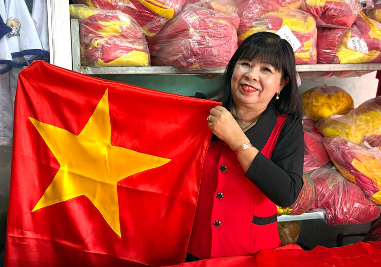 Woman in An Giang has been sewing national flags for over 30 years