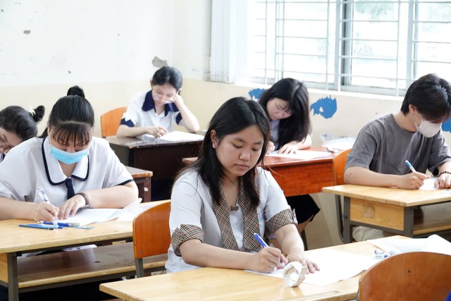 Điểm chuẩn ĐH Kinh tế TP.HCM - Ảnh 1.