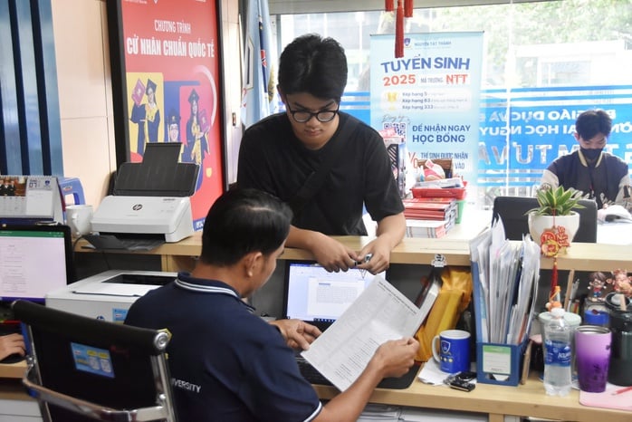 Tăng lọc ảo trong tuyển sinh đại học: Thí sinh căng thẳng chờ điểm chuẩn - Ảnh 1.