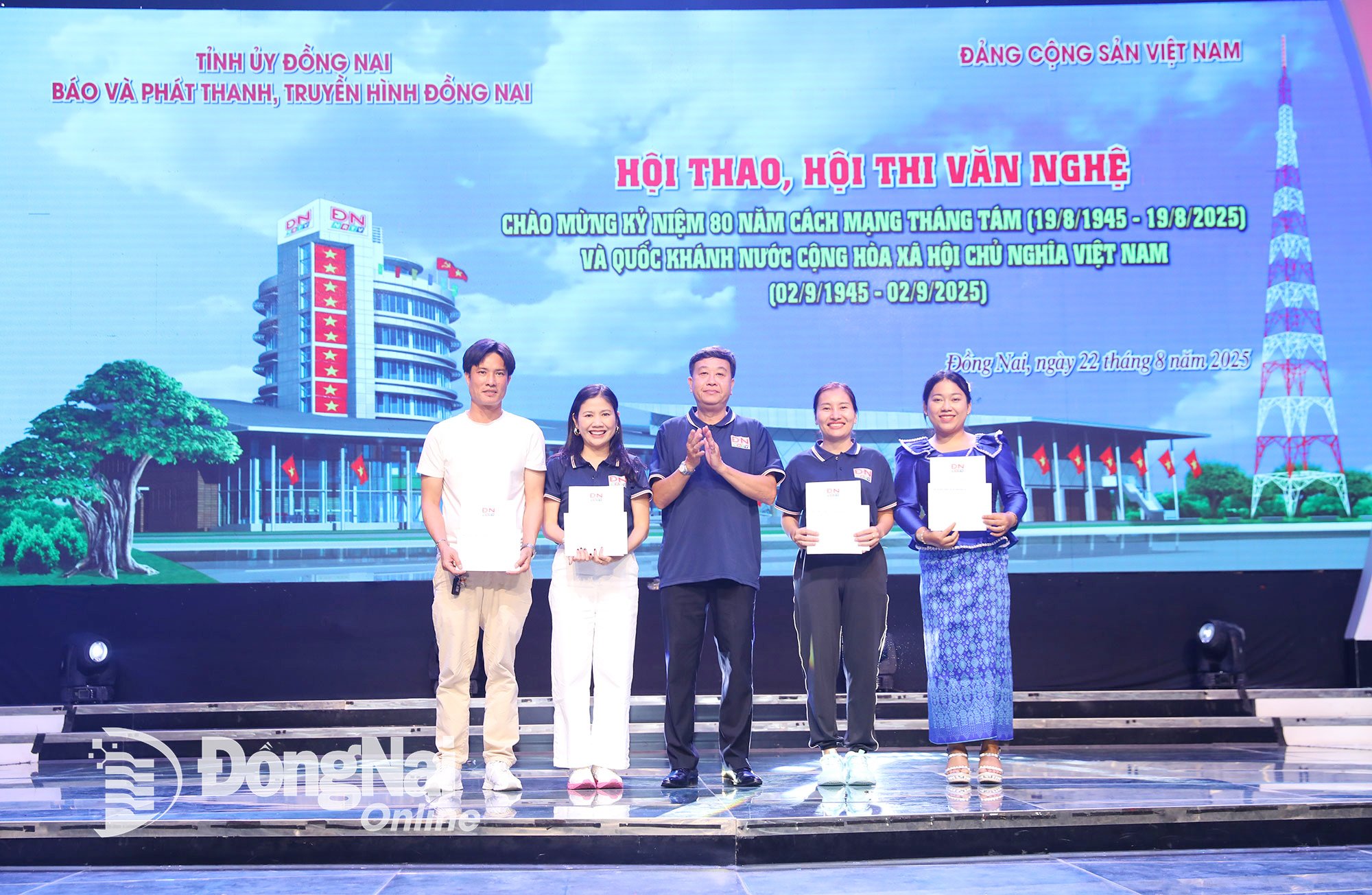 អ្នករៀបចំបានប្រគល់រង្វាន់ដល់ក្រុមដែលមានចំណាត់ថ្នាក់ខ្ពស់ក្នុងការលេងល្បែងទាញព្រ័ត្រ។ រូបថត៖ ហ៊ុយ អាញ់