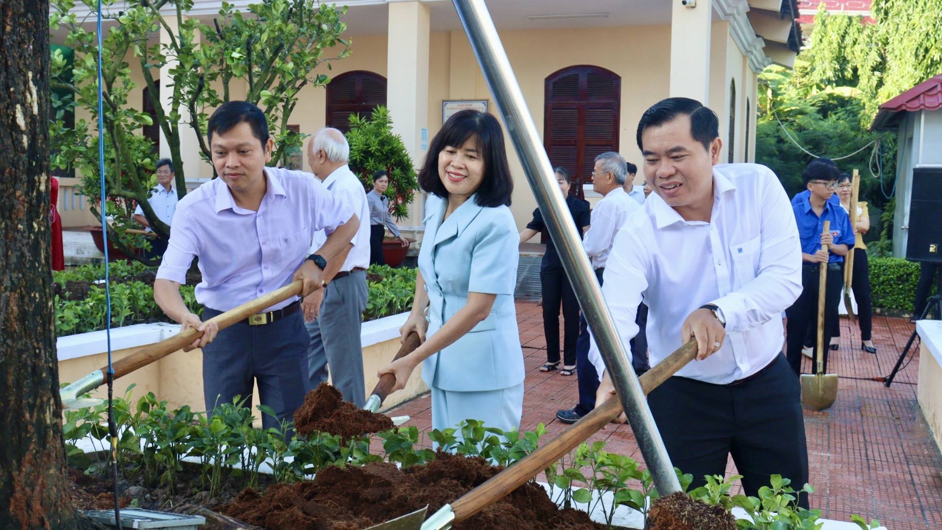 ពិធីដាំកូនឈើដើម្បីរំលឹកខួបលើកទី 80 នៃប្រតិបត្តិការសាធារណៈជាផ្លូវការរបស់គណៈកម្មាធិការបក្សខេត្ត Tan An