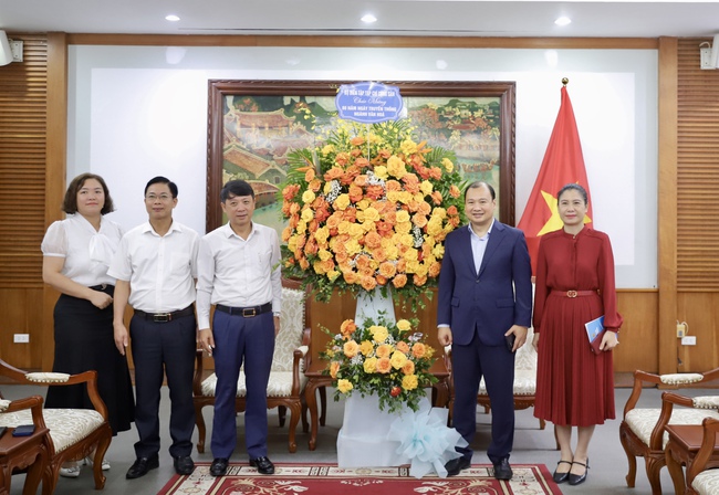Bộ Biên tập Tạp chí Cộng sản chúc mừng Bộ VHTTDL nhân kỷ niệm 80 năm Ngày truyền thống ngành Văn hóa