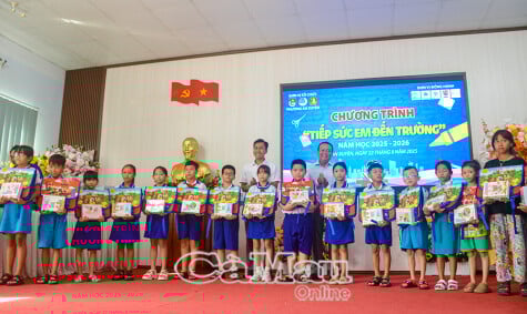Über 53 Millionen VND „Unterstützung von Schülern beim Schulbesuch“ für den Bezirk An Xuyen