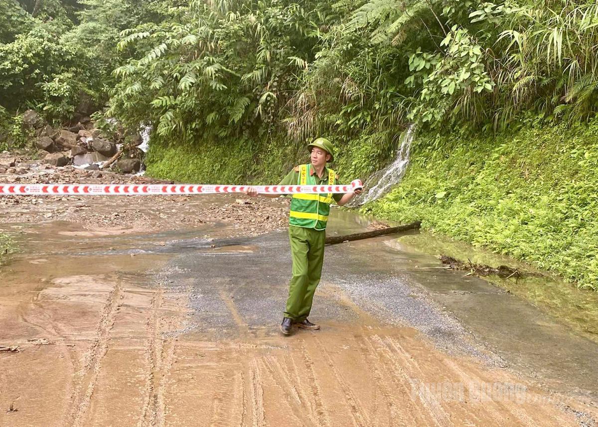 កម្លាំង​នគរបាល​ប៉ុស្តិ៍​ឃុំ​លាំង​តាំ បាន​លើក​ខ្សែពួរ និង​ដាក់​ស្លាក​សញ្ញា​ព្រមាន​គ្រោះថ្នាក់​។
