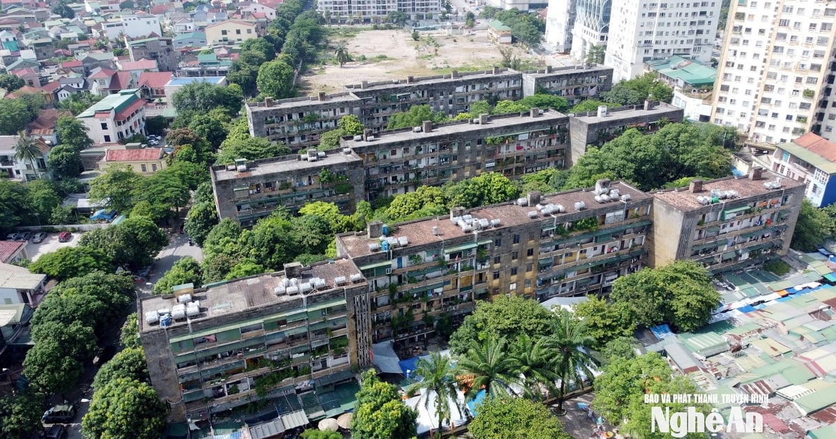 Nahaufnahme eines 50 Jahre alten Wohnhauses in Nghe An, das sich in einem ernsthaften Zustand befindet