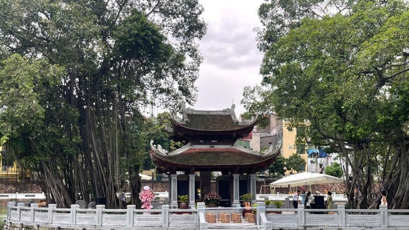 “កន្លែង​វប្បធម៌​អាន​ប្រាសាទ​អក្សរសាស្ត្រ Quoc Tu Giam” ស្ថិត​នៅ​អគារ Phuong Dinh លើ​ភ្នំ Kim Chau។