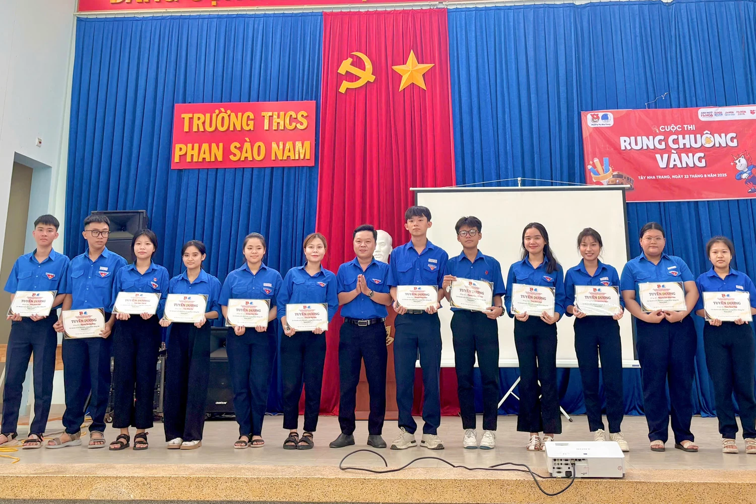 Tay Nha Trang Ward Union ផ្តល់រង្វាន់ដល់ក្រុម និងបុគ្គលដែលមានស្នាដៃក្នុងសកម្មភាពរដូវក្តៅ។