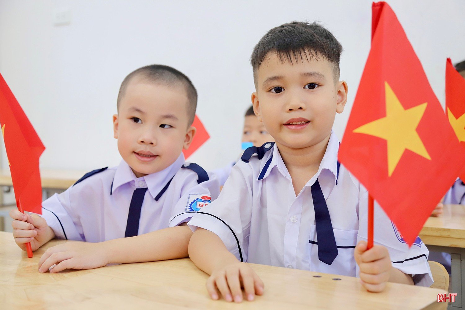 Học sinh cũng được hướng dẫn cách cầm bút, tư thế ngồi học, cách sử dụng sách vở, chuẩn bị đồ dùng học tập và làm quen với thời khóa biểu, nội quy lớp học. Điều này giúp các em không bị bỡ ngỡ, sẵn sàng bước vào chương trình học chính thức sau ngày khai giảng
