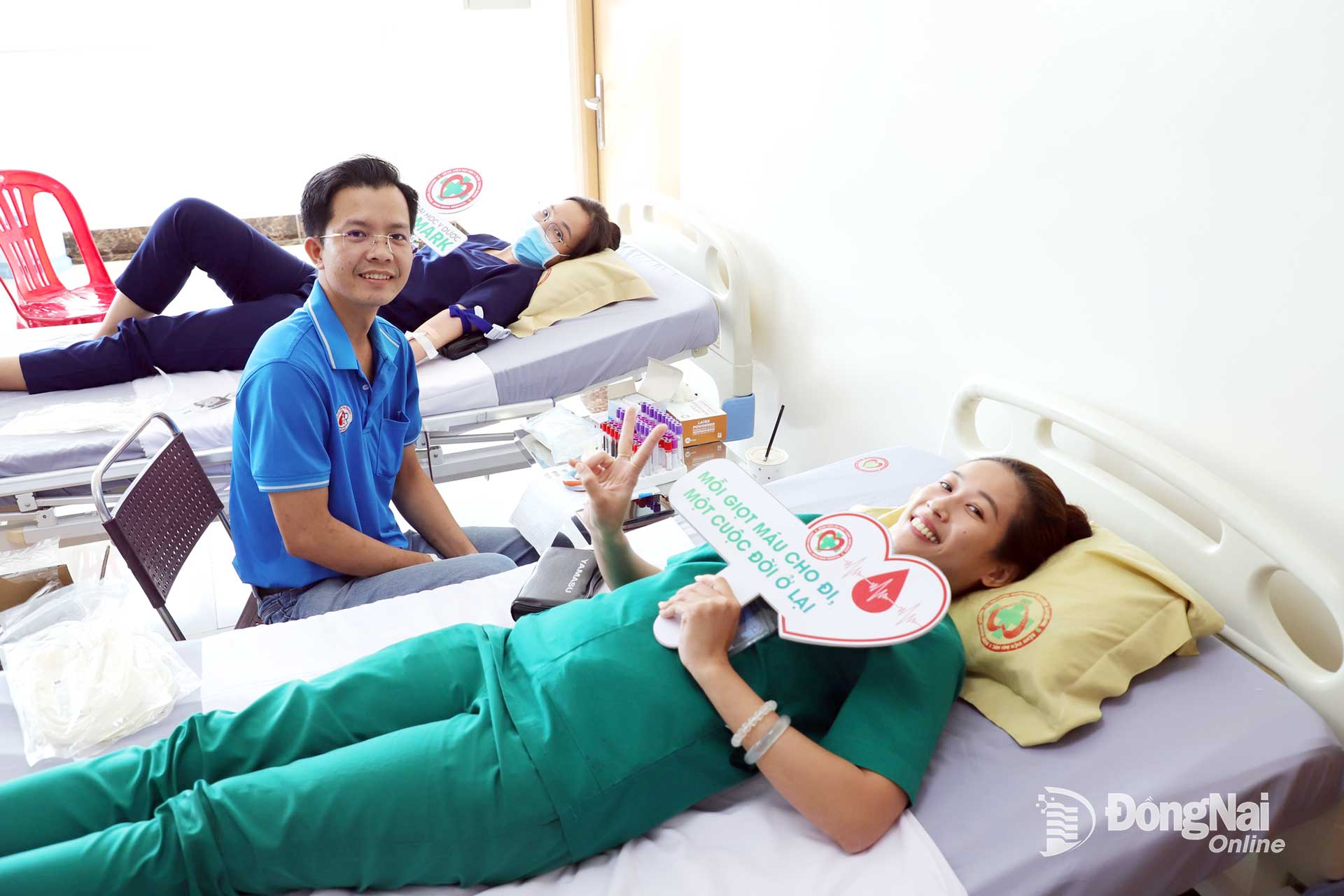 Gần 500 y, bác sĩ, chiến sĩ, nhân dân tham gia hiến máu tình nguyện