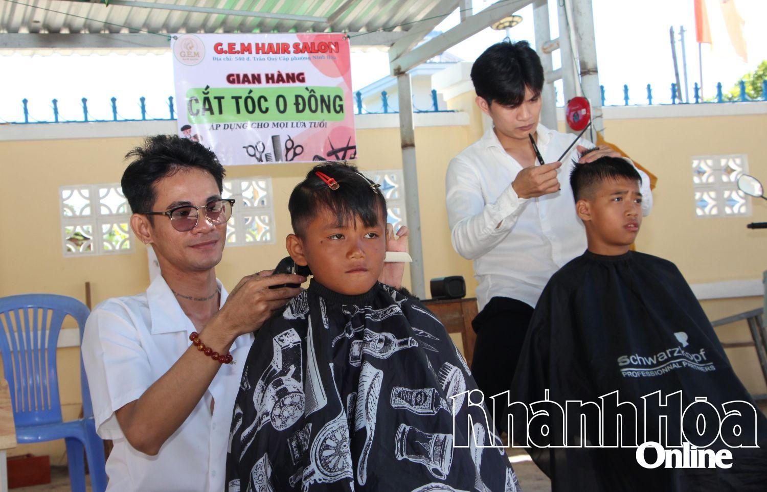 Students of Tay Ninh Hoa commune get their hair cut at the 0 VND booth.