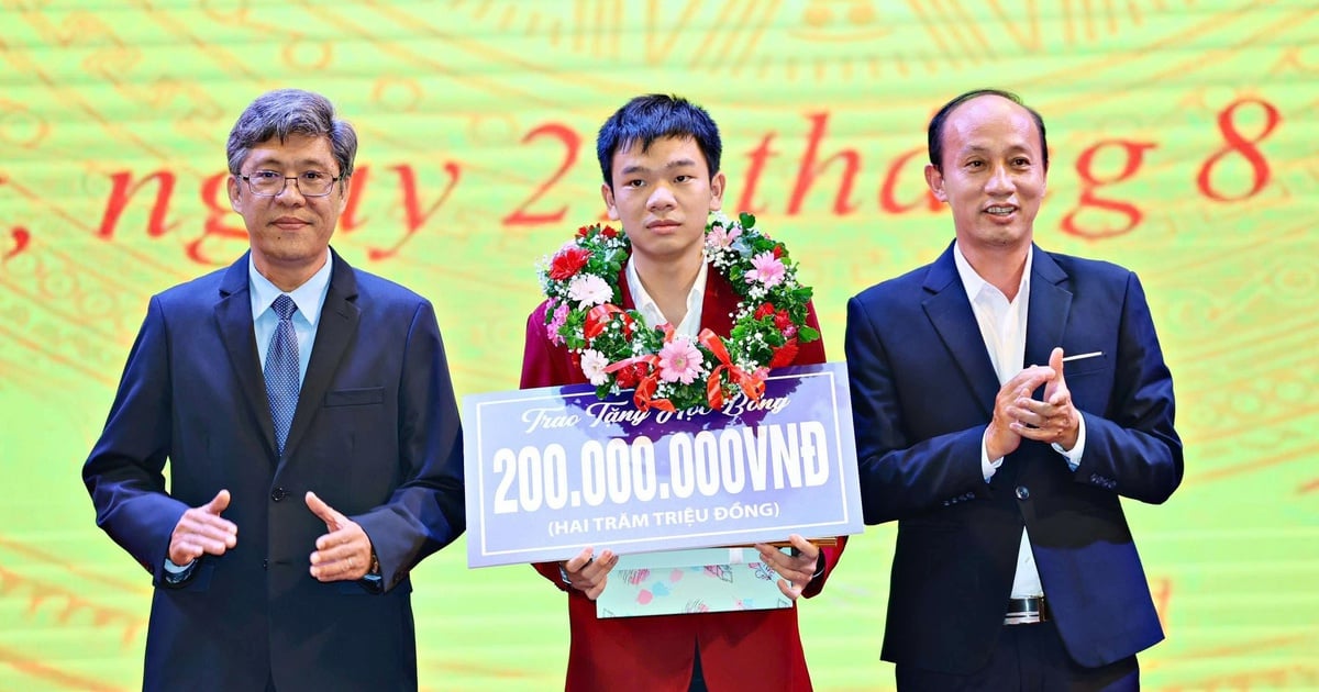 Lâm Đồng thưởng học sinh đạt huy chương bạc Olympic Tin học quốc tế 200 triệu đồng