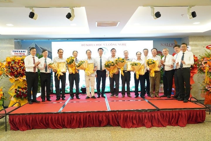 Bộ KH&CN gặp mặt cán bộ hưu trí khu vực miền Trung - Tây Nguyên: Từ truyền thống vẻ vang đến sứ mệnh mới - Ảnh 7.