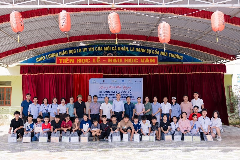 Chung tay lan tỏa yêu thương đến với học sinh vùng lũ Trà Lân