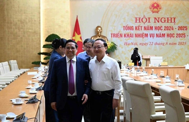 El Director General de Voz de Vietnam, Do Tien Sy, informó y debatió con el Primer Ministro Pham Minh Chinh sobre la comunicación en la educación y la formación.