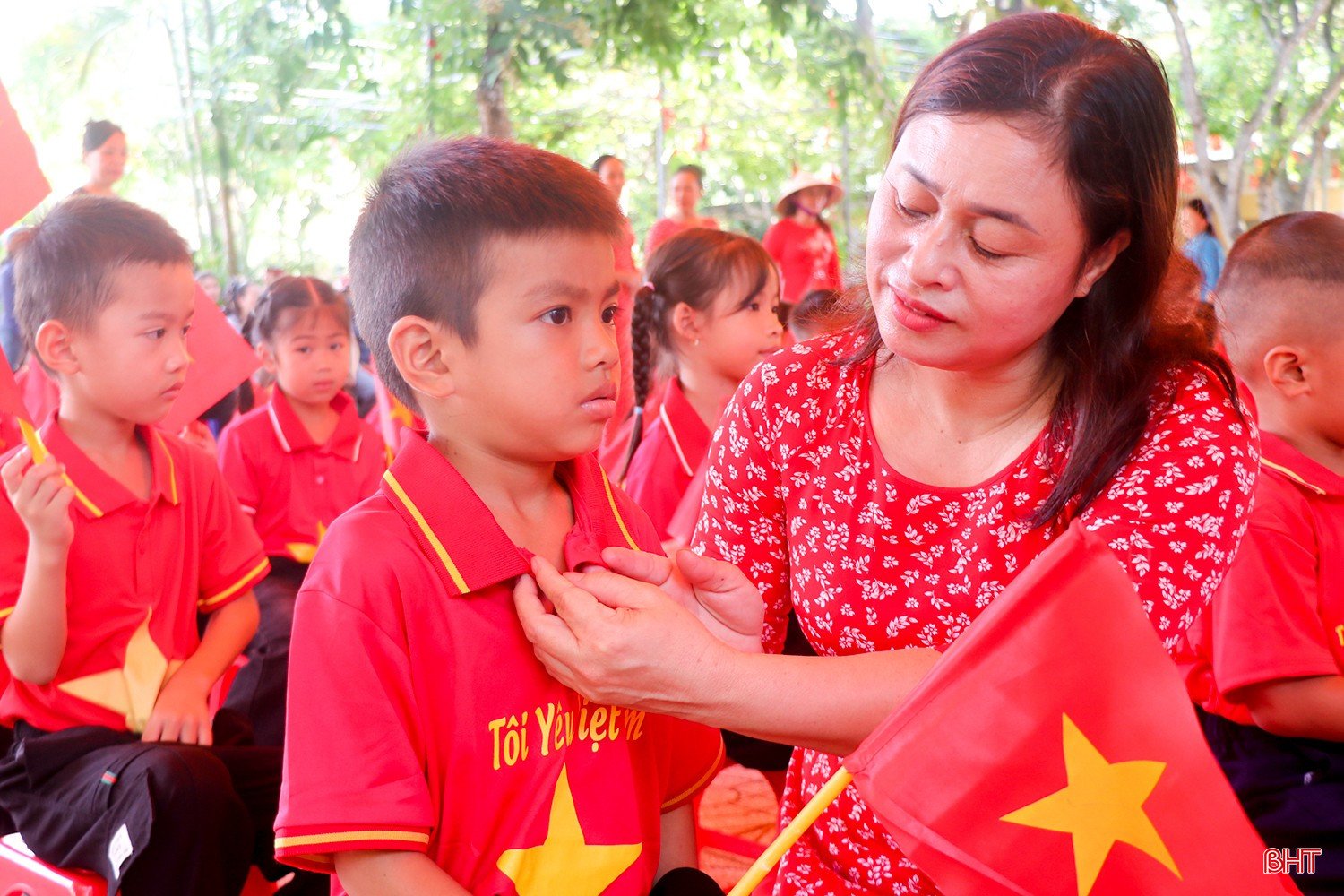Gần 100 học sinh lớp 1, Trường Tiểu học Mai Phụ (xã Mai Phụ) cũng đã bước vào ngày tựu trường.