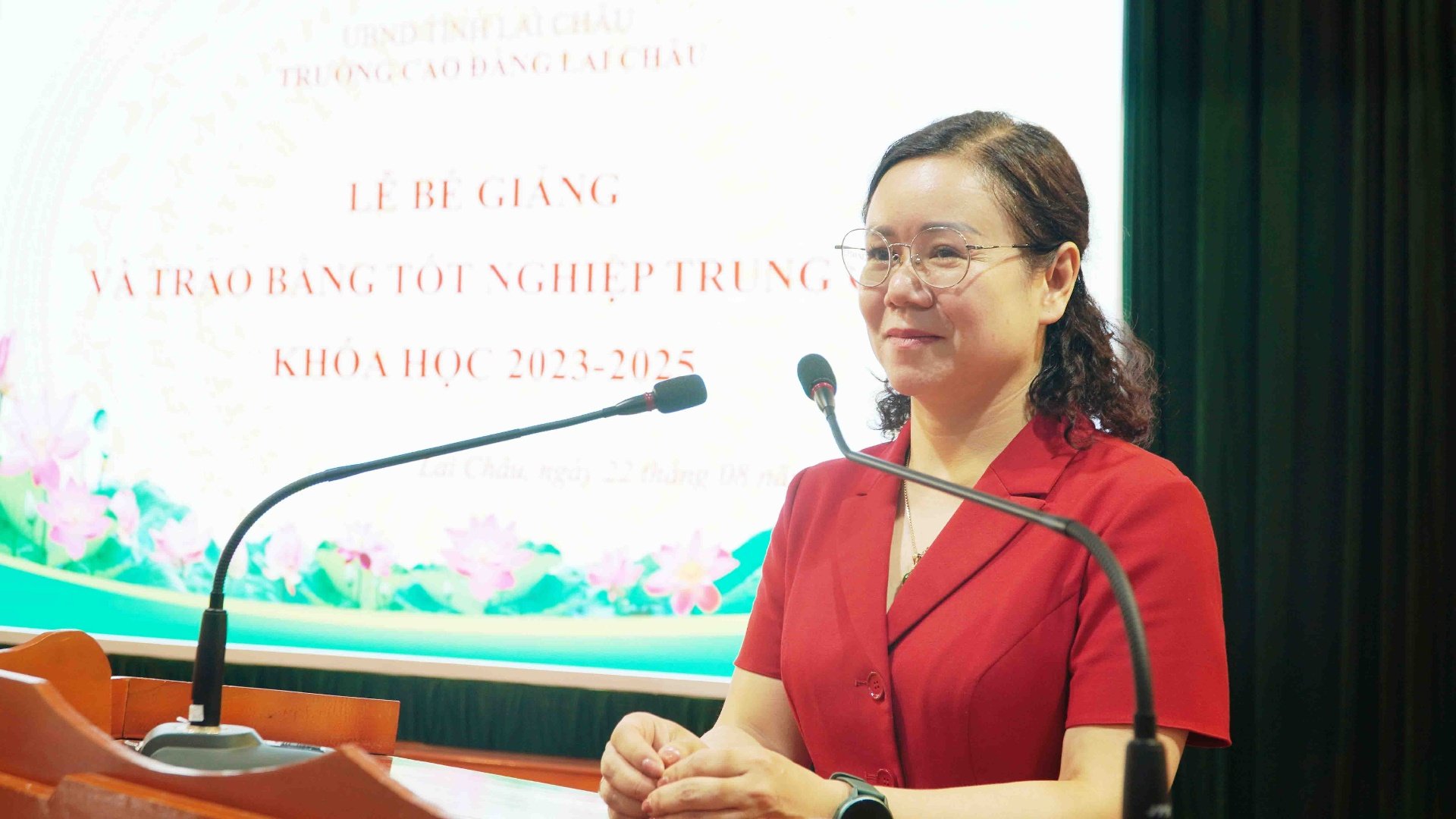 Đồng chí Lê  Thị Hà Giang – Phó Hiệu trưởng Trường Cao đẳng Lai Châu phát biểu tại Lễ bế giảng khóa học 2023 – 2025.