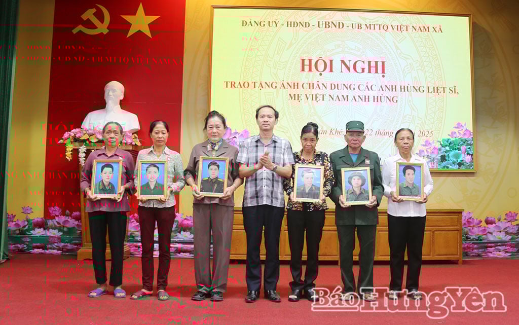 Lãnh đạo xã Thần Khê trao di ảnh liệt sĩ cho các thân nhân.