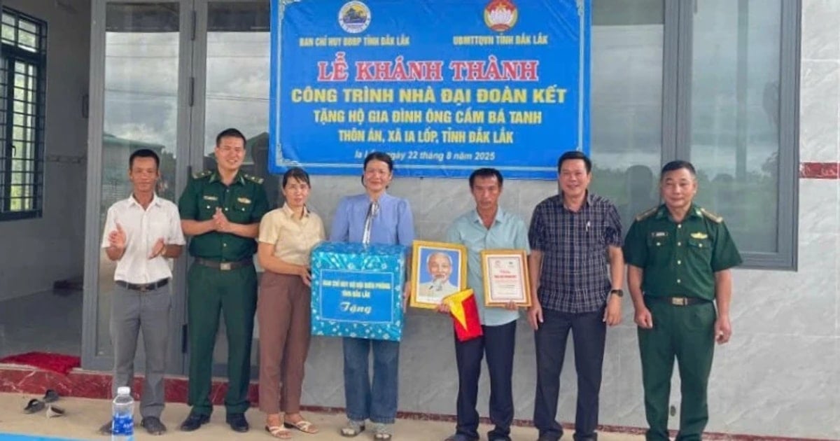 Ea H'leo Border Guard Station hands over the "Great...