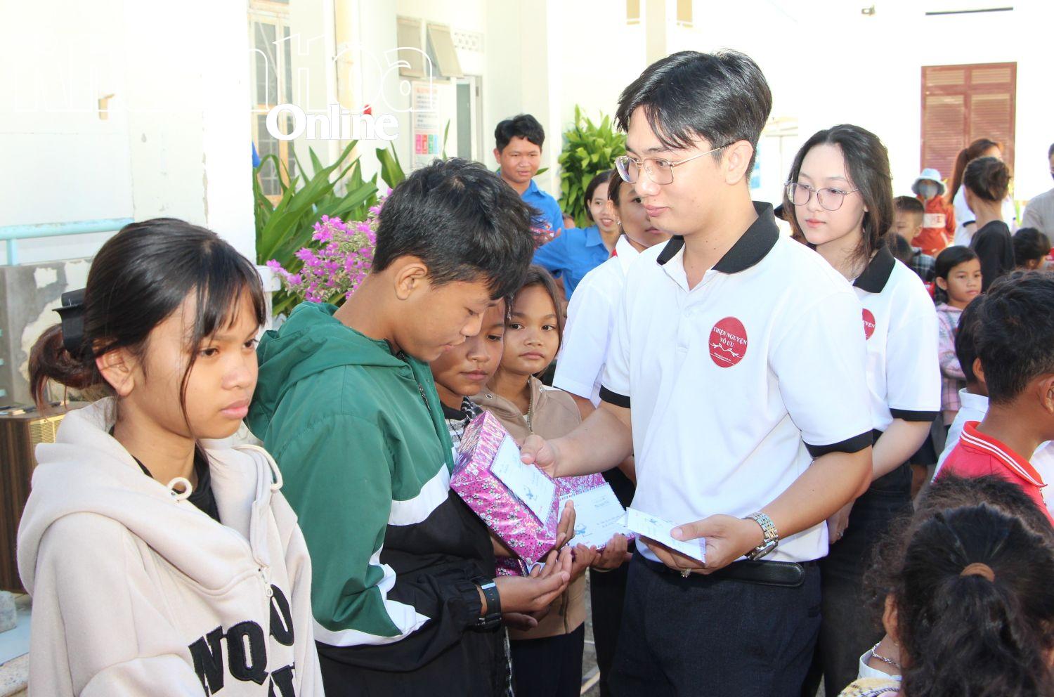 Meaningful gifts were given to students by Club members.