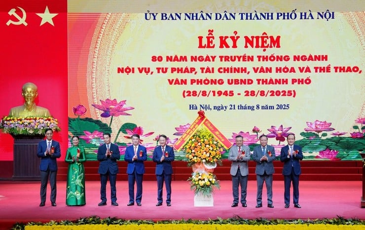 Các đồng chí Lãnh đạo Thành phố chúc mừng các ngành: Nội vụ, Tư pháp, Tài chính, Văn hóa và Thể thao, Văn phòng UBND Thành phố nhân kỷ niệm 80 năm ngày truyền thống (Ảnh: T.L)