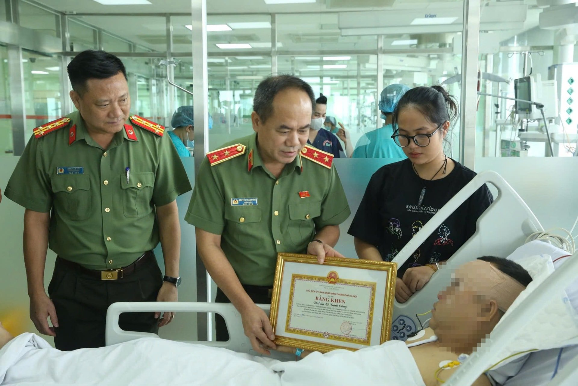 Awarding certificates of merit to brave mobile police officers who stopped 'speed demons' at A80 training session