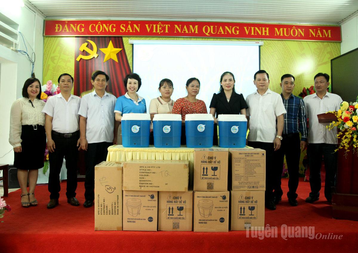 Leaders of the Provincial Women's Union presented water filters to Tung Ba commune school.