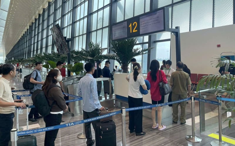 Cao điểm 2/9, sân bay Tân Sơn Nhất dự kiến phục vụ 130.000 lượt khách mỗi ngày  -0