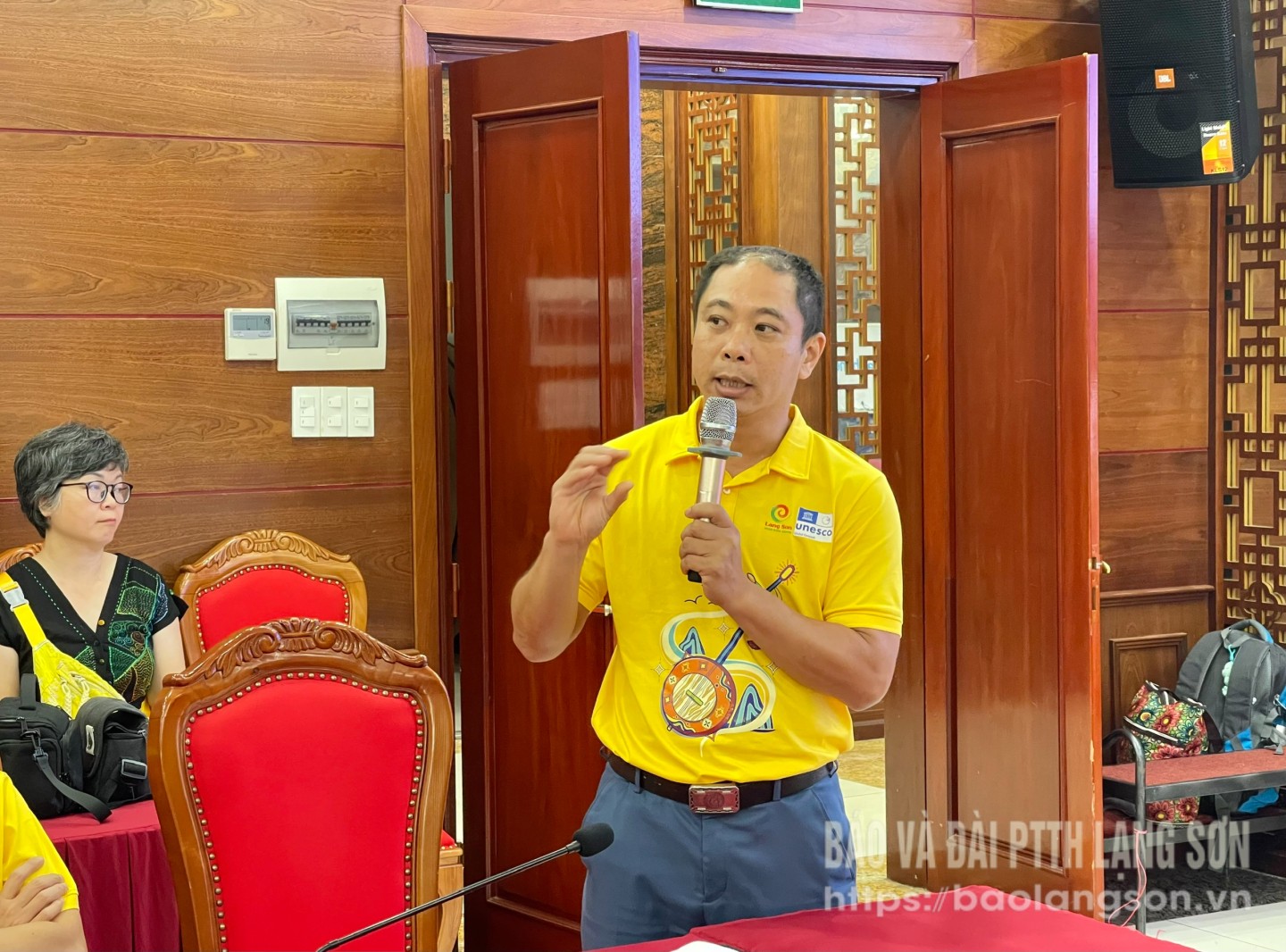 Herr Pham Hai Quynh, Direktor des Asian Tourism Development Institute, hielt bei dem Treffen eine Rede.