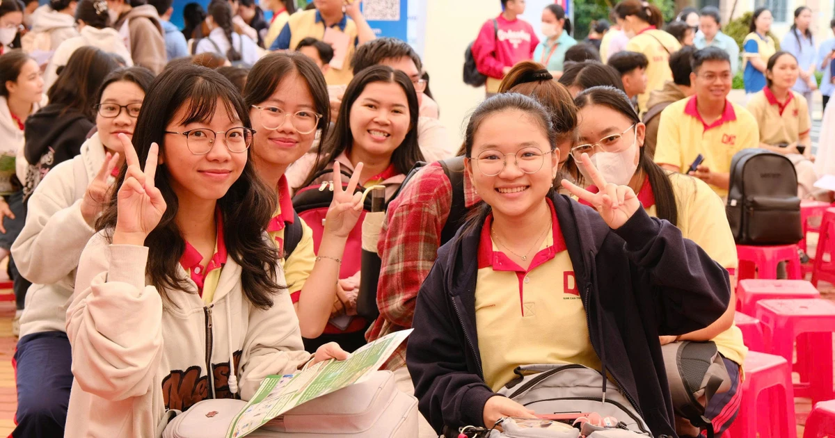 Can Tho University's benchmark scores range from 15 to 20.5 points.
