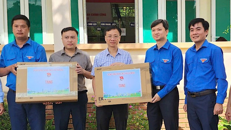 Leaders of the Central Youth Union presented gifts to the youth volunteer team in Bat Mot commune.