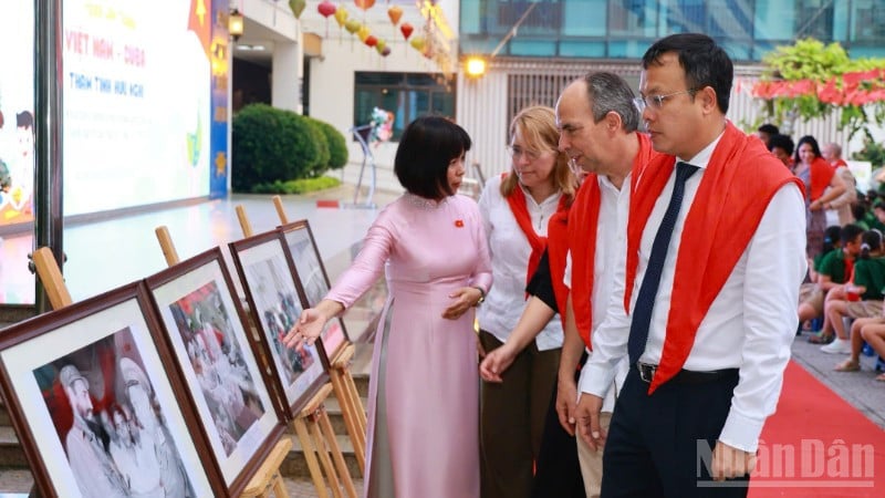 Hiệu trưởng Trường tiểu học Việt Nam-Cuba Trần Thị Tố Trinh giới thiệu với Đại sứ Cuba tại Việt Nam Rogelio Polanco Fuentes và các đại biểu về các tác phẩm tranh ảnh trưng bày tại Triển lãm.