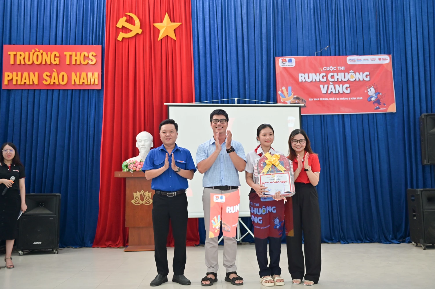 អ្នករៀបចំបានប្រគល់រង្វាន់ទីមួយដល់បេក្ខនារី Trinh Thi Minh Hue។