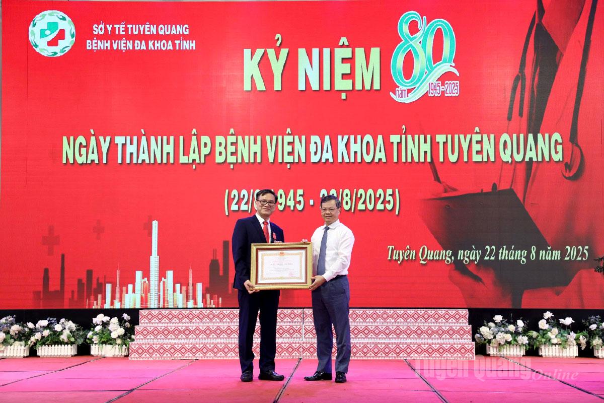 El camarada Nguyen Van Son, subsecretario del Comité Provincial del Partido, presidente del Consejo Popular Provincial, concedió la Medalla Presidencial del Trabajo de Tercera Clase al doctor Nguyen Hung Dao, director del Hospital General Provincial.