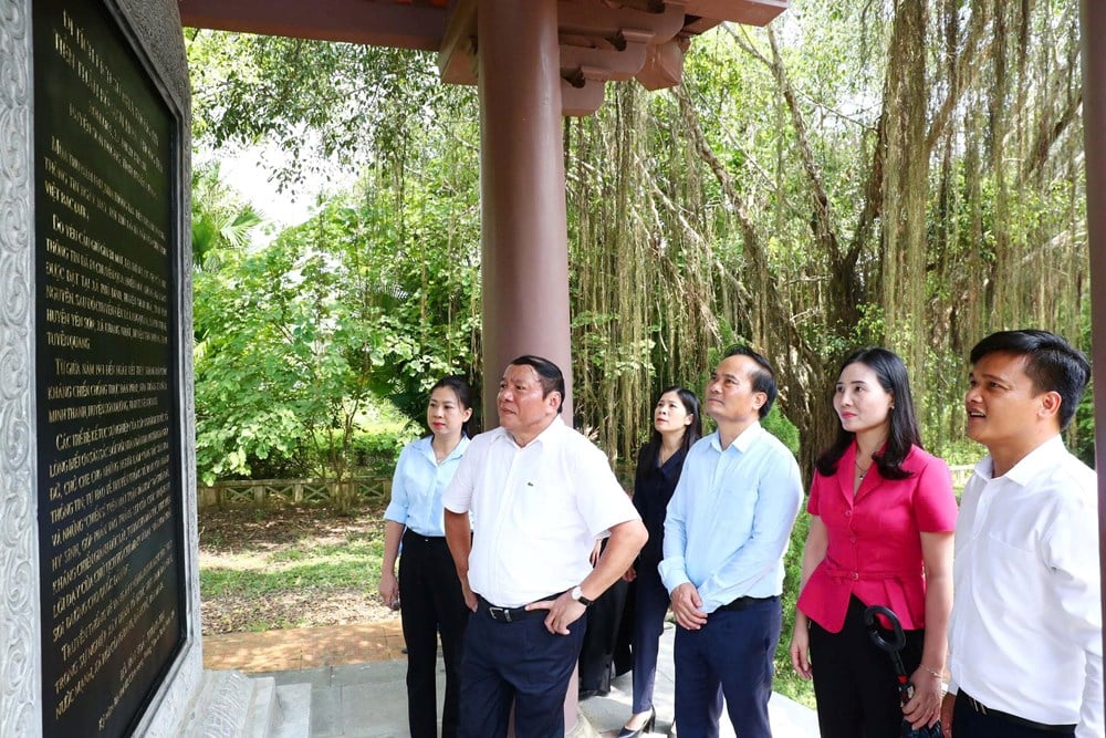 Devant le monument historique de Nha Thong Tin, fier du parcours de 80 ans du secteur culturel