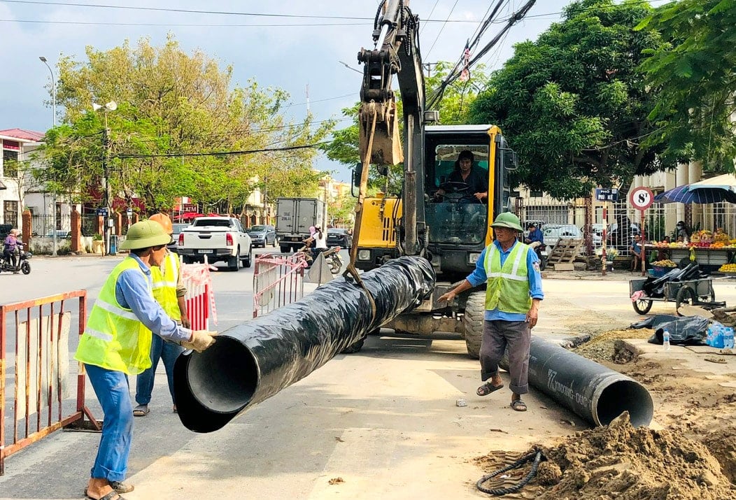 حشدت بلدية تان مينه ما يقرب من 100 مليون دونج لدعم تحويل مناطق إمدادات المياه.