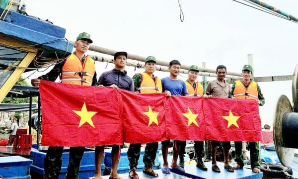 Đồn Biên phòng Đảo Trần tặng cờ Tổ quốc cho ngư dân