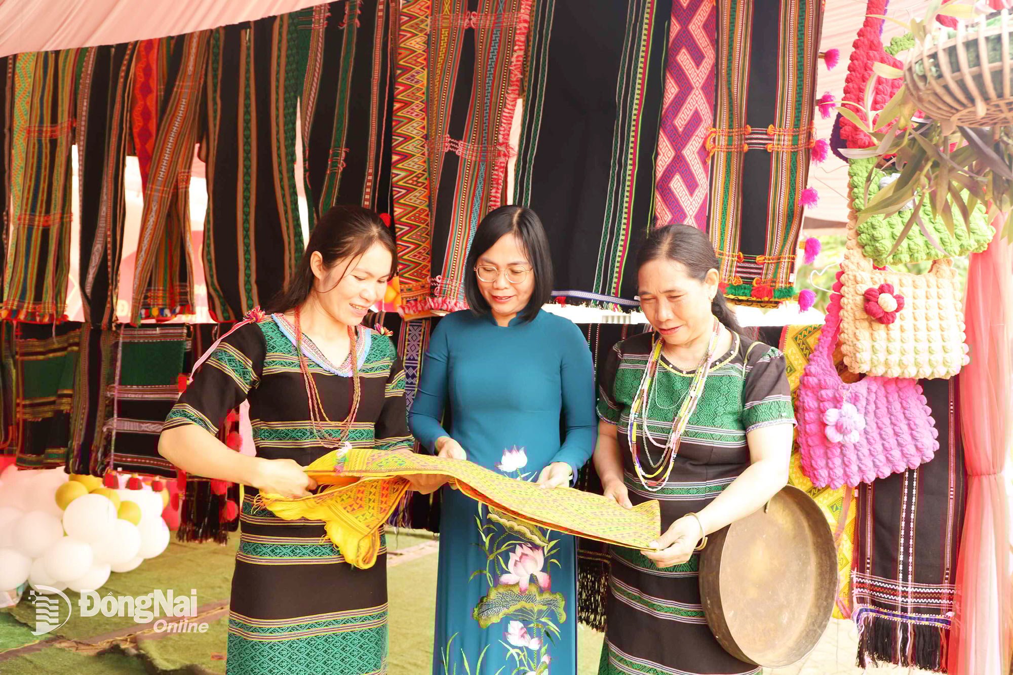 Tỉnh ủy viên, Phó Chủ tịch UBND tỉnh Đồng Nai Nguyễn Thị Hoàng tham quan, tìm hiểu sản phẩm thổ cẩm của người dân xã Bù Gia Mập. Ảnh: B.Nguyên