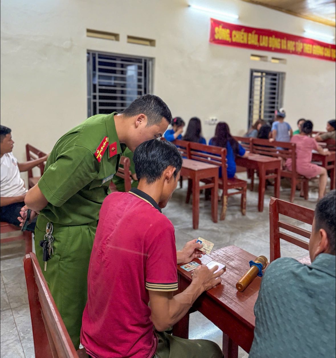 Công an xã đưa "bình dân học vụ số" về thôn- Ảnh 4.